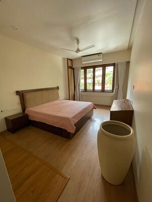 Bedroom in 1.5 BHK Apartment at Lokhandwala Complex – for Rent