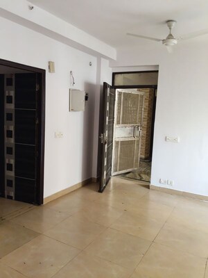 Room in 2.5 BHK Apartment at Gardenia Gateway, Sector 75 – for Rent