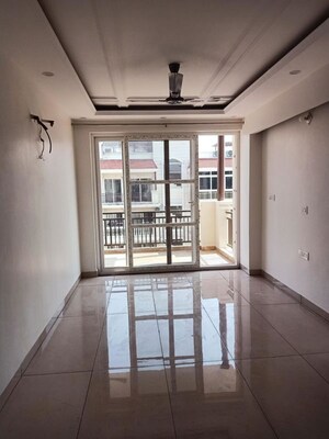 Room in 3 BHK Apartment at Green Valley Residencia, Ghazipur – for Rent