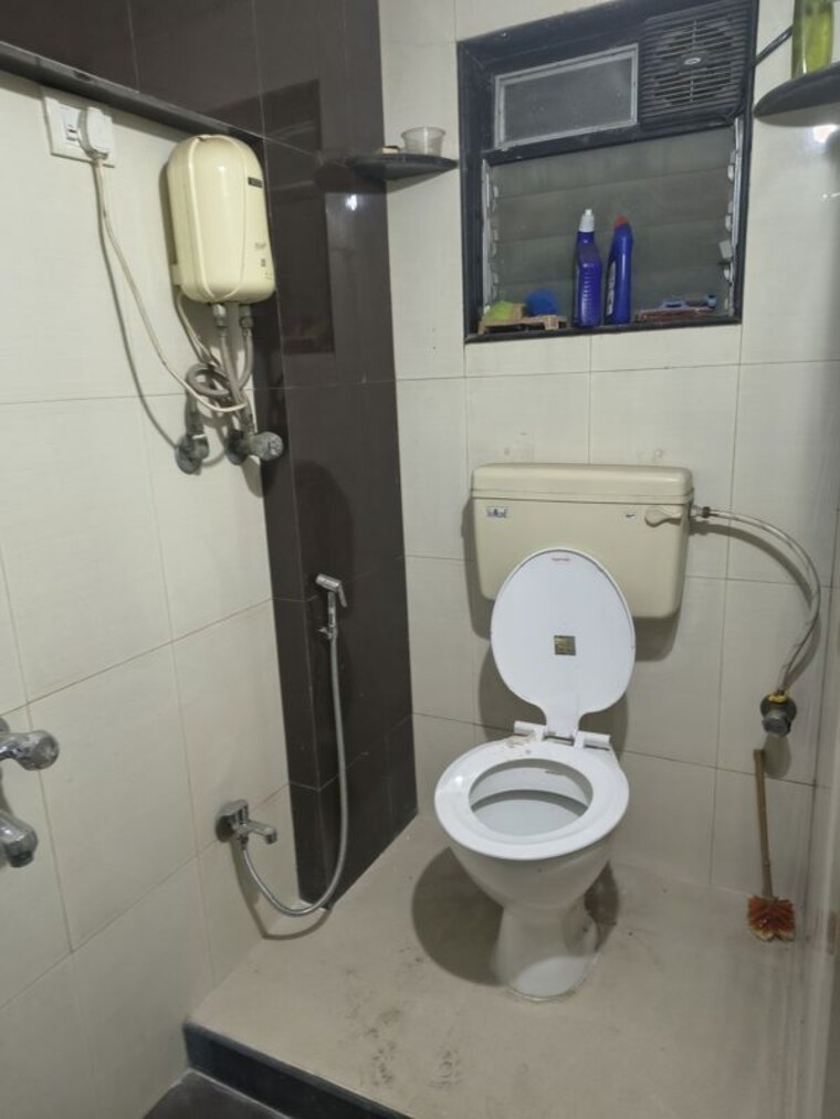 Attached Bathroom, kurla east 1 RK 300 Sq.Ft. Apartment In Kurla East Mumbai 10764694