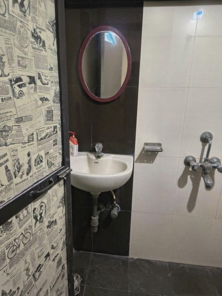 Bathroom, kurla east 1 RK 300 Sq.Ft. Apartment In Kurla East Mumbai 10764694