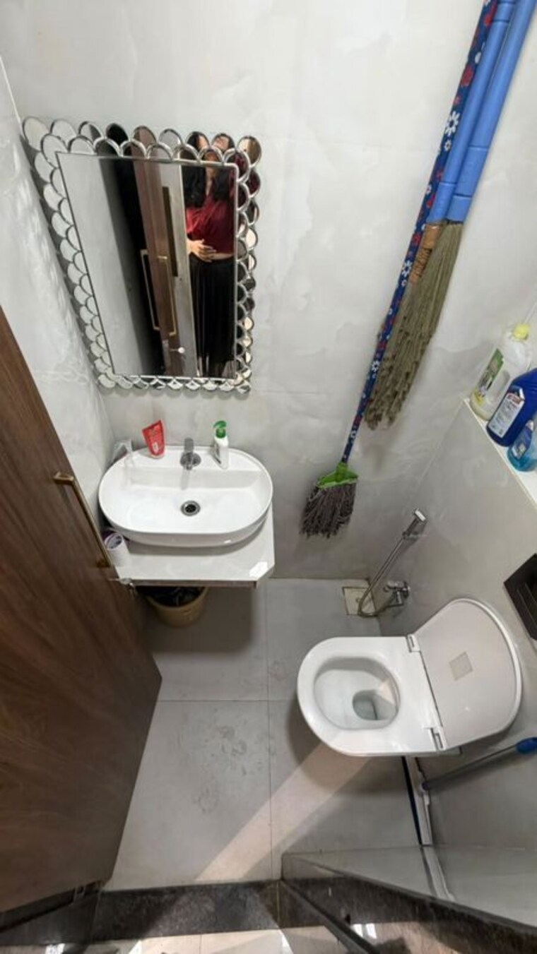 Bathroom, khar west Commercial Shop 400 Sq.Ft. In Khar West Mumbai 10764689