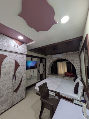 Team Area in 4 BHK Apartment at Malad Apartment, Malad West – for Rent