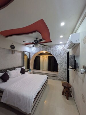Team Area in 4 BHK Apartment at Malad Apartment, Malad West – for Rent