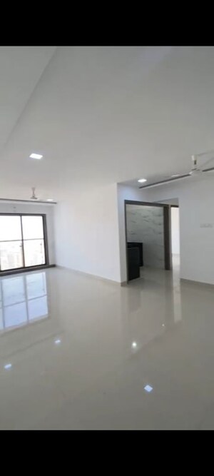Room in 3 BHK Apartment at Andheri CHS, Andheri West – for Rent