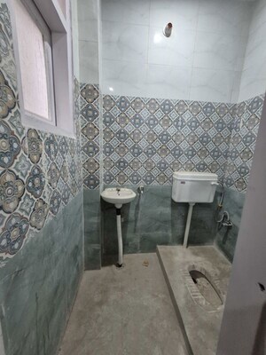 Washroom in 2.5 BHK Builder Floor at Mayur Vihar – for Rent