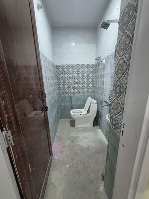 Bathroom in 2.5 BHK Builder Floor at Mayur Vihar – for Rent