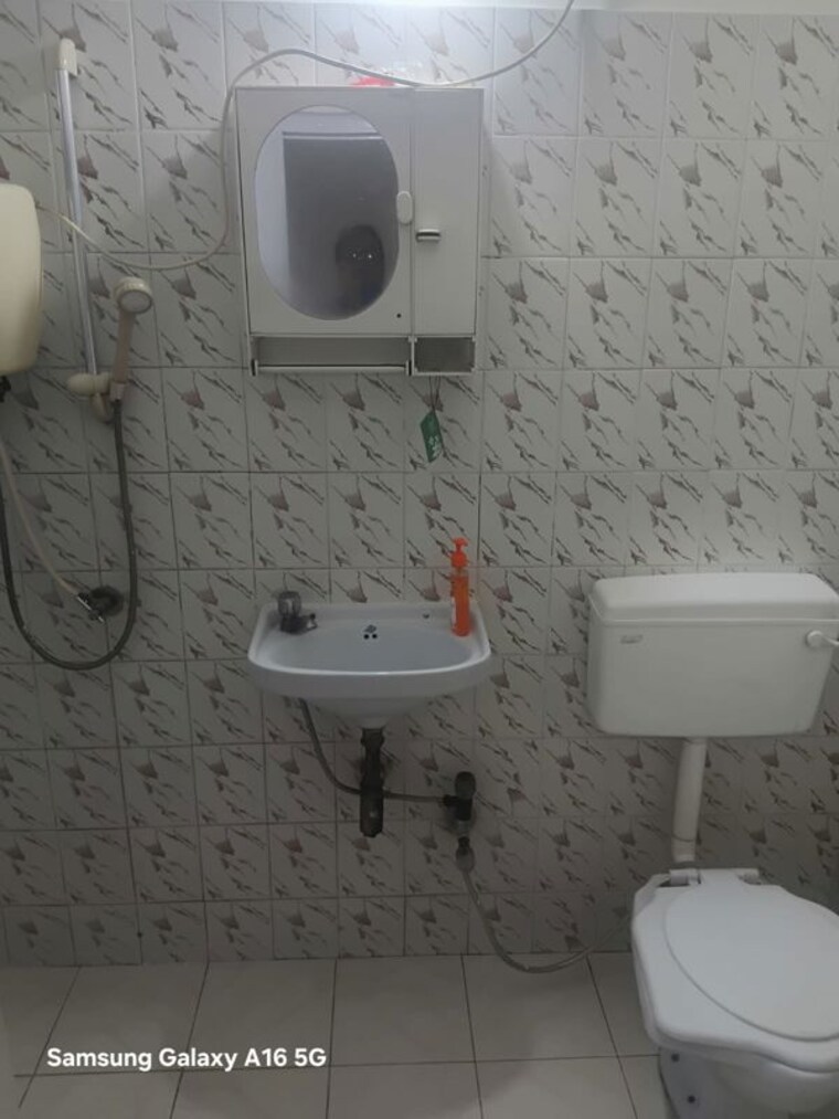 Bathroom, swapna-akar-chs 3 Bedroom 1500 Sq.Ft. Apartment In Andheri West Mumbai 10764849