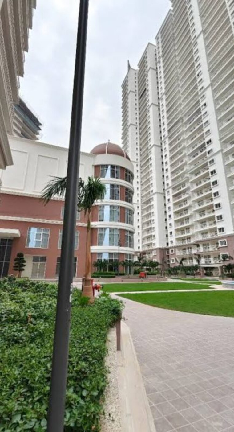 Resale 3 Bedroom 2124 Sq.Ft. Apartment in Prestige Beverly Hills ...