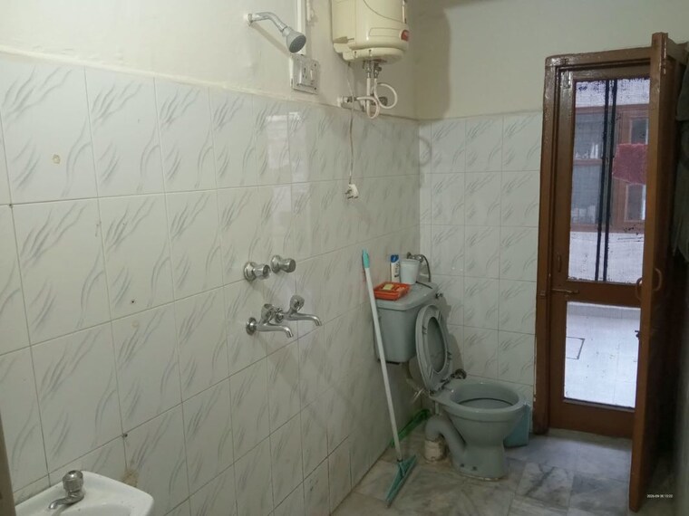 Bathroom, sector 20 2 Bedroom 800 Sq.Ft. Builder Floor In Sector 20 Chandigarh 10765064
