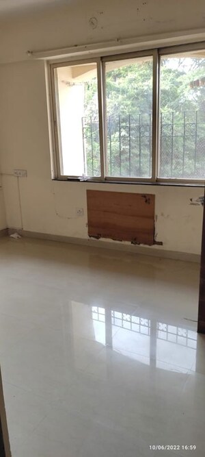 Room in 3 BHK Apartment at Dosti Group Acres, Wadala East – for Rent