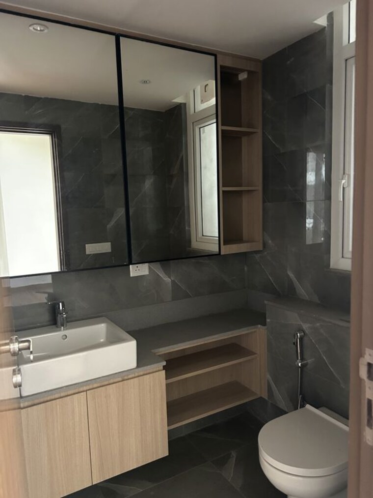 Bathroom, dlf-alameda 5 Bedroom 536 Sq.Mt. Builder Floor In Sector 73 Gurgaon 10765221