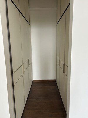 Furnished Amenities in 5 BHK Builder Floor at DLF Alameda, Sector 73 – for Sale