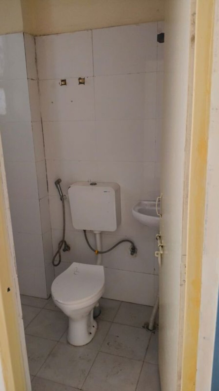 Bathroom, bptp-park-elite-premium 3 Bedroom 1128 Sq.Ft. Apartment In Sector 84 Faridabad 10765261