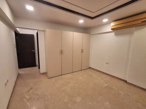 Room in 4 BHK Apartment at L Nagpal Bhagwanti Heights, Khar West – for Sale