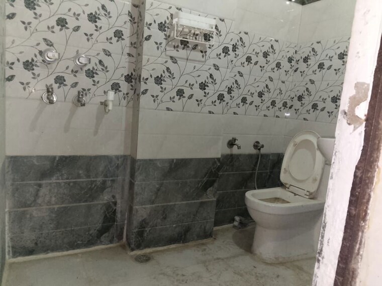 Bathroom, dwarka mor 1 Bedroom 450 Sq.Ft. Builder Floor In Dwarka Mor Delhi 10765375