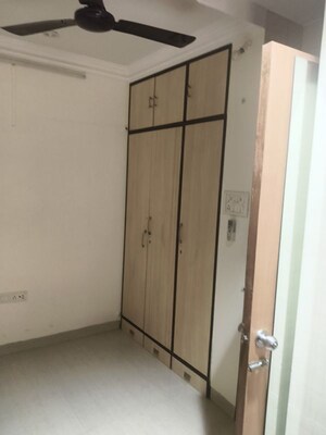 Room in 1 BHK Apartment at Vile Parle West – for Rent