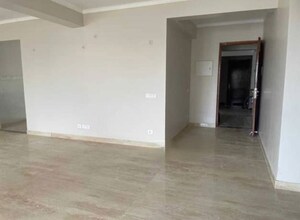 Room in 3 BHK Apartment at Tulsiani Golf View, Gomti Nagar – for Rent