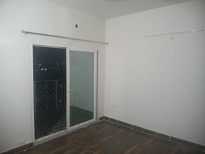 Room in 3 BHK Apartment at Migsun Twinz, Eta Ii Greater Noida – for Rent