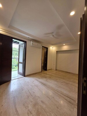 Room in 3 BHK Builder Floor at Smart World Orchard, Sector 61 – for Rent
