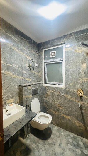 Furnished Amenities in 4 BHK Builder Floor at Saket – for Rent