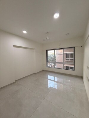 Room in 2 BHK Apartment at Vaastu Omkar, Vile Parle East – for Rent