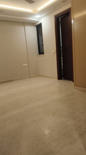 Room in 4 BHK Builder Floor at Hauz Khas – for Rent