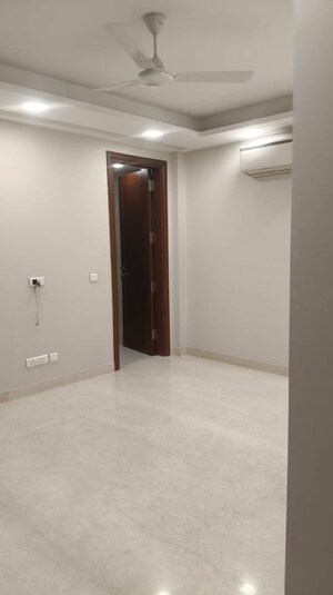 Room in 4 BHK Builder Floor at Hauz Khas – for Rent