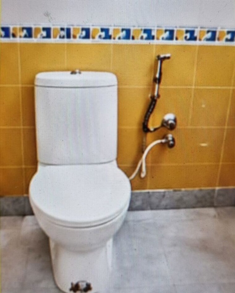 Bathroom, greater kailash part 3 3 Bedroom 217 Sq.Yd. Apartment In Greater Kailash Part 3 Delhi 10765838