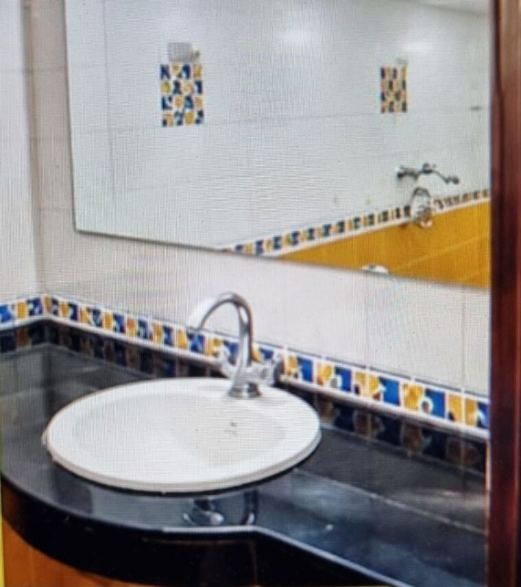 Bathroom, greater kailash part 3 3 Bedroom 217 Sq.Yd. Apartment In Greater Kailash Part 3 Delhi 10765838