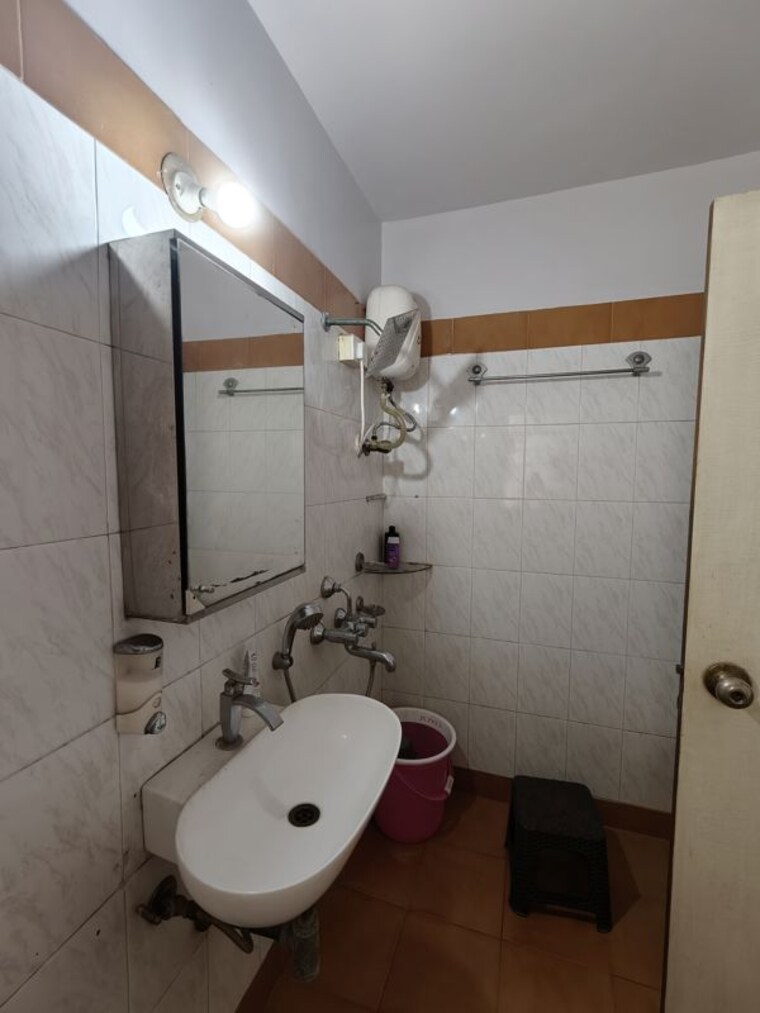 Bathroom, dheeraj-valley 3 Bedroom 1650 Sq.Ft. Apartment In Goregaon East Mumbai 10765856
