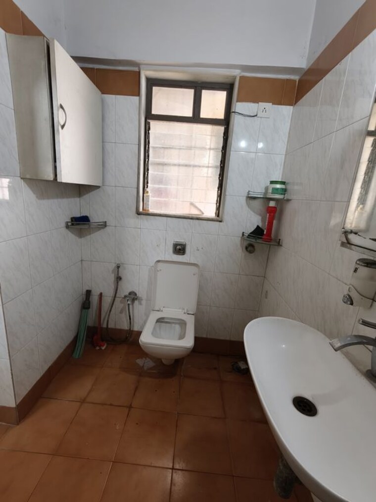 Bathroom, dheeraj-valley 3 Bedroom 1650 Sq.Ft. Apartment In Goregaon East Mumbai 10765856
