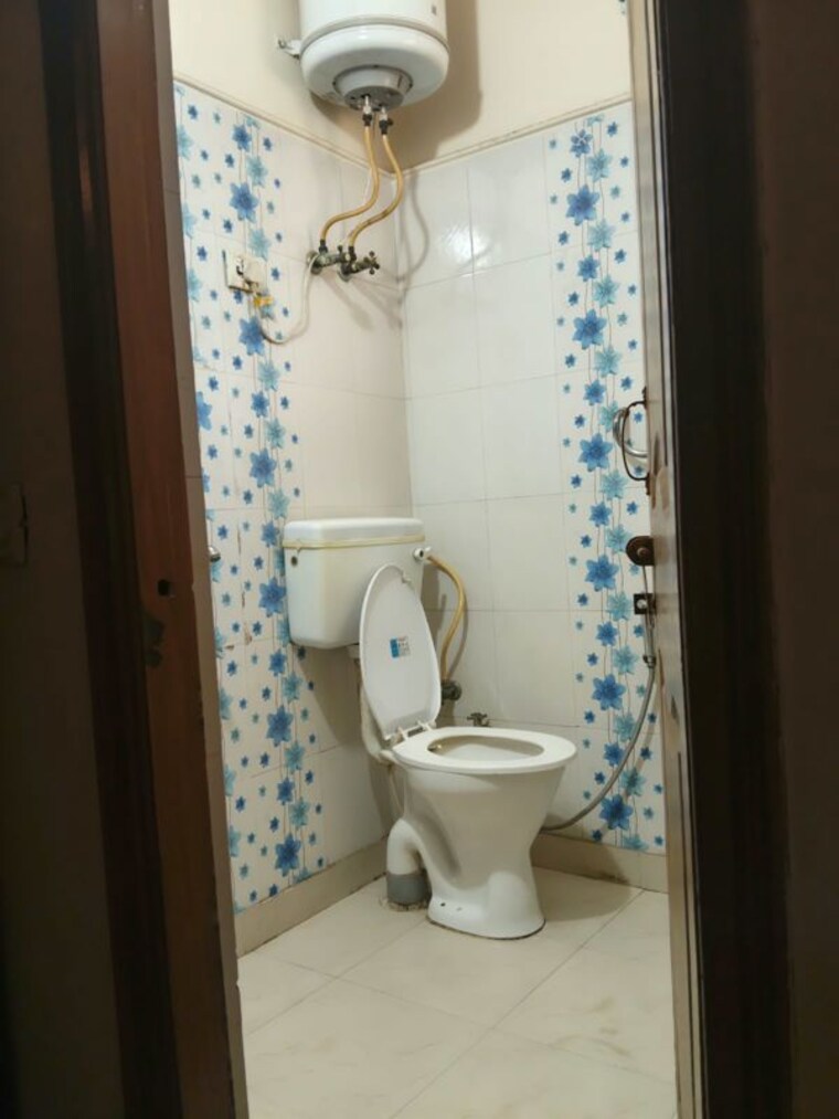 Bathroom, vaishali sector 5 2 Bedroom 800 Sq.Ft. Builder Floor In Vaishali Sector 5 Ghaziabad 10765879