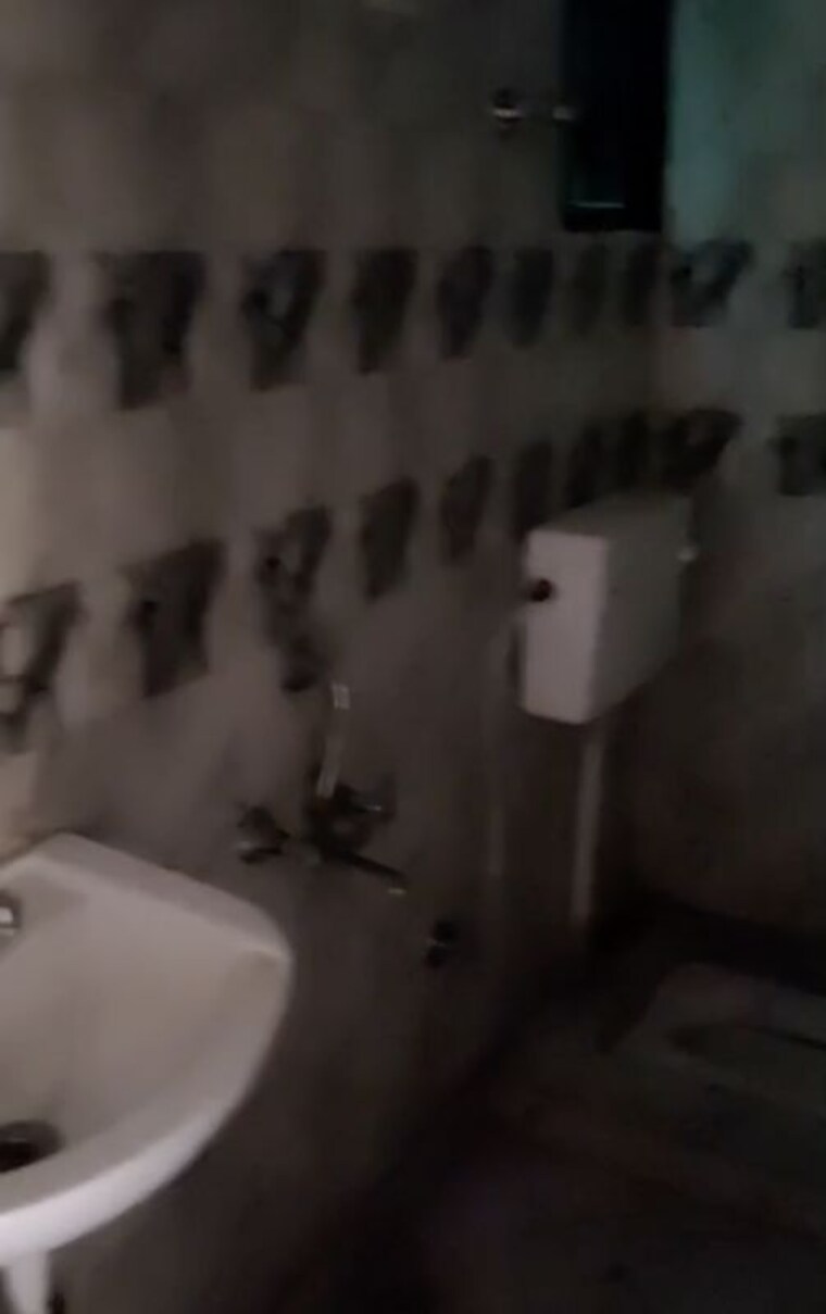 Bathroom, khanpur 2 Bedroom 65 Sq.Yd. Apartment In Khanpur Delhi 10765863