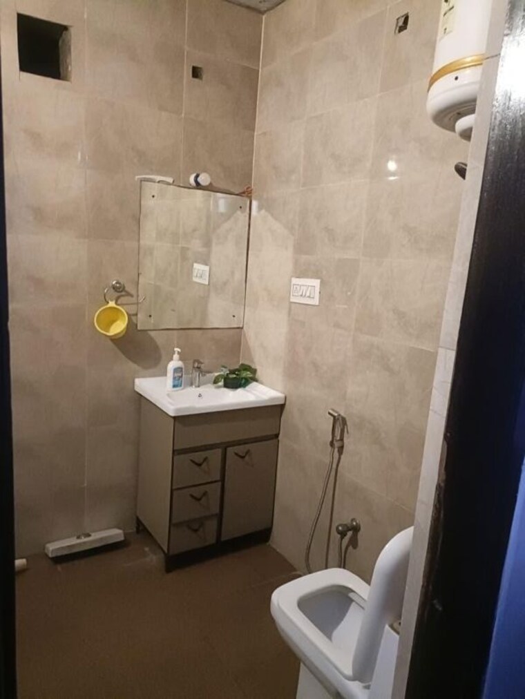 Bathroom, sector 31 4 Bedroom 250 Sq.Yd. Builder Floor In Sector 31 Gurgaon 10765910