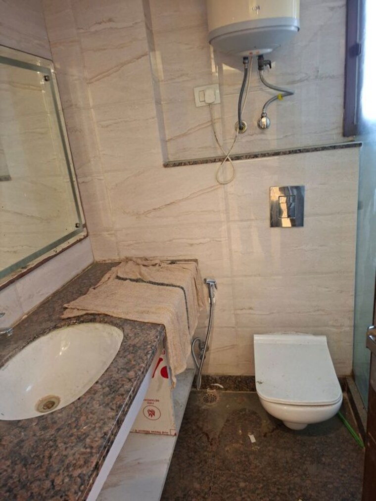 Bathroom, safdarjung enclave 3 Bedroom 1800 Sq.Ft. Builder Floor In Safdarjung Enclave Delhi 10765922