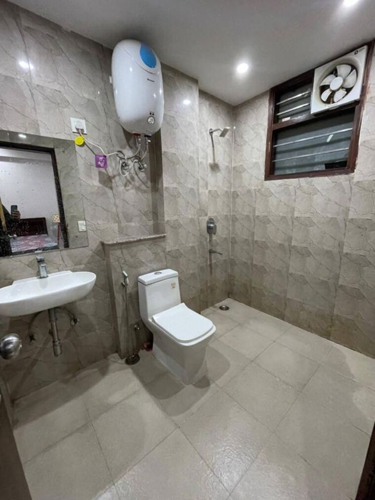 Bathroom, krishna-homes-gurgaon 1 RK 400 Sq.Ft. Builder Floor In Sector 14 Gurgaon 10765944