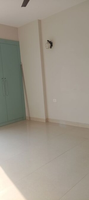 Room in 2 BHK Apartment at Tata Eureka Park, Sector 150 – for Rent