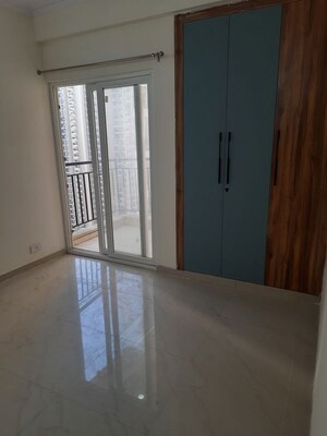 Room in 3 BHK Apartment at Amrapali Verona Heights, Tech Zone 4 Greater Noida – for Rent