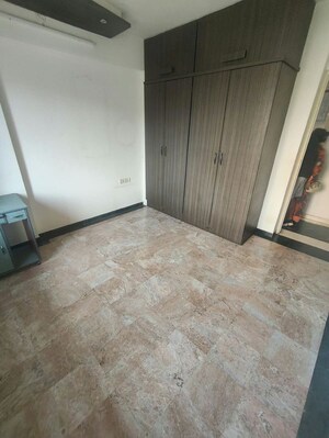 Room in 2 BHK Apartment at Hiranandani Meadows, Manpada – for Rent