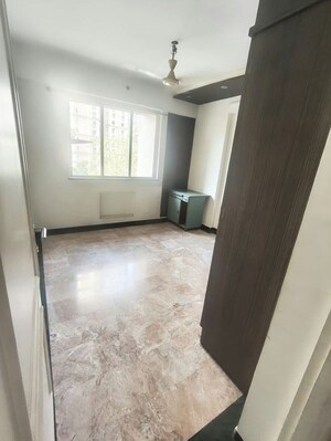 Room in 2 BHK Apartment at Hiranandani Meadows, Manpada – for Rent