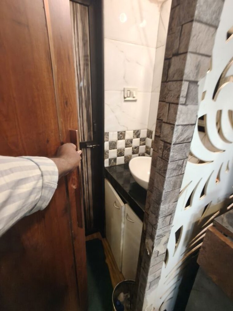 Attached Bathroom, andheri kurla road Commercial Showroom 1200 Sq.Ft. In AndherI Kurla Road Mumbai 10766023