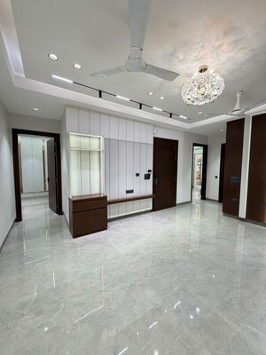 Room in 3 BHK Builder Floor at Sushant Lok I – for Rent