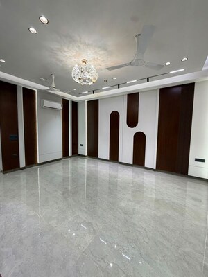 Room in 3 BHK Builder Floor at Sushant Lok I – for Rent