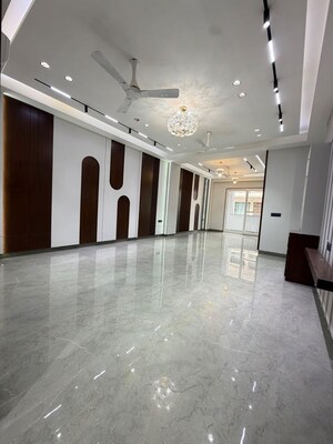 Room in 3 BHK Builder Floor at Sushant Lok I – for Rent