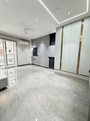 Room in 3 BHK Builder Floor at Sushant Lok I – for Rent