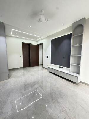 Room in 3 BHK Builder Floor at Sushant Lok I – for Rent