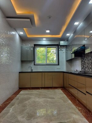 Room in 3 BHK Builder Floor at Sushant Lok I – for Rent