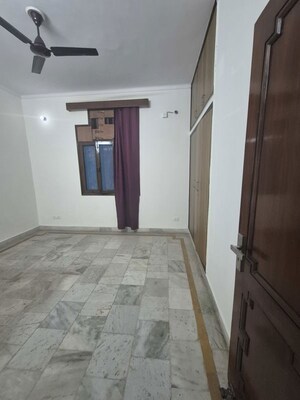 Master Bedroom in 2.5 BHK Builder Floor at Mayur Vihar – for Rent
