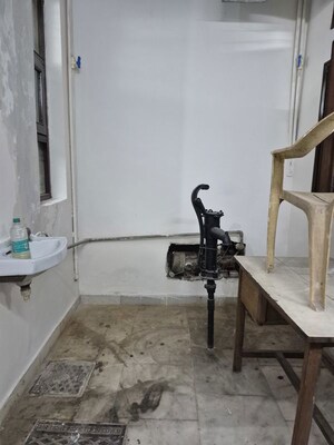 Room in 2.5 BHK Builder Floor at Mayur Vihar – for Rent